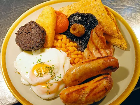 A Newlyns cooked breakfast with sausages, bacon, egg and black pudding